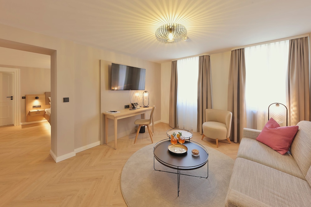 Superior Suite, 1 King Bed, Non Smoking, Refrigerator photo 3