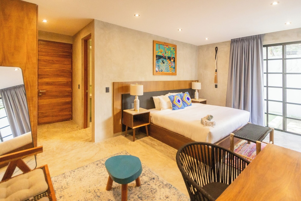 Deluxe Room (1)