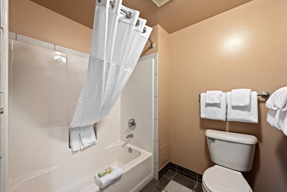 Standard Room, 2 Queen Beds, Ground Floor - Photo 8