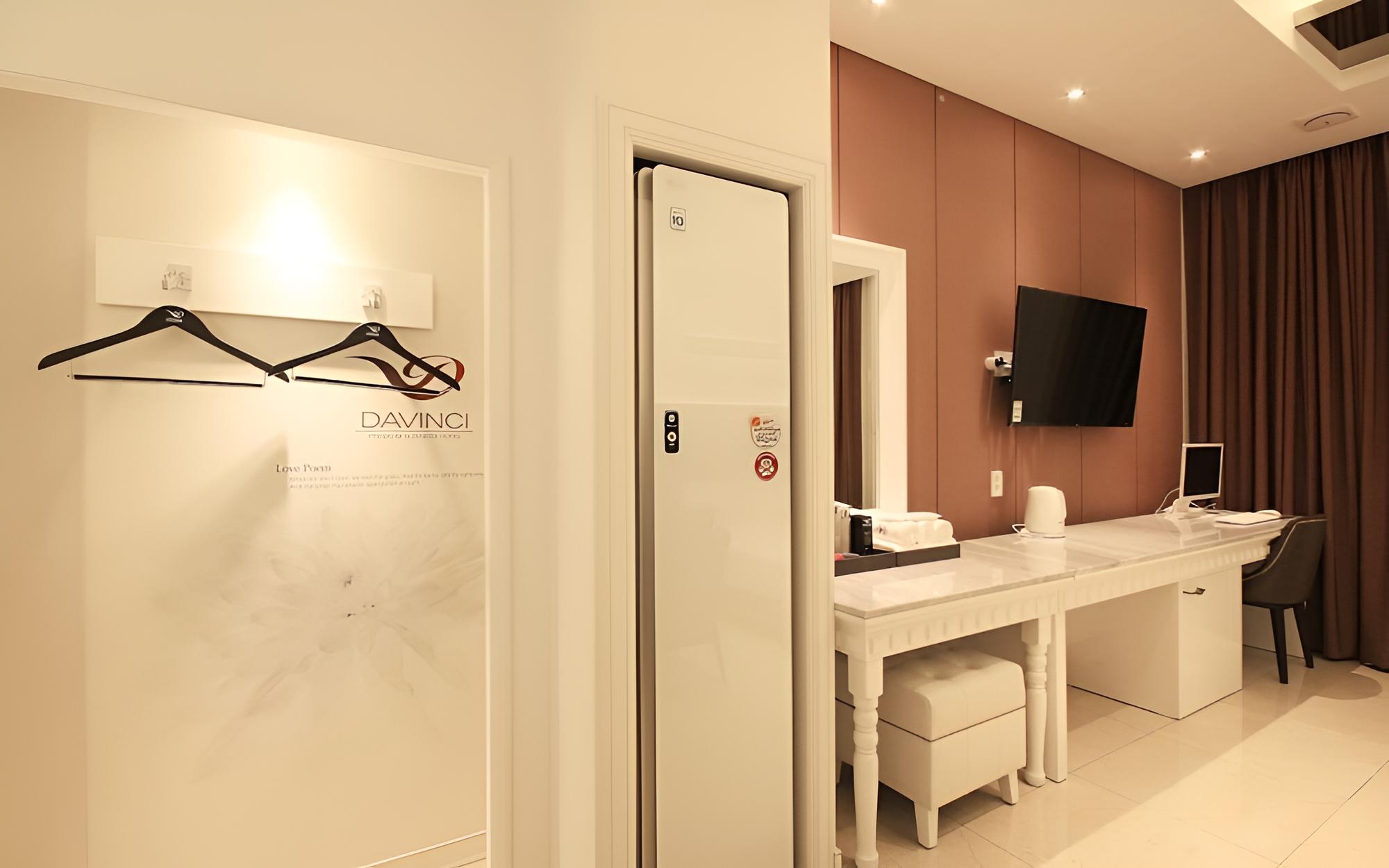 Room (Deluxe Massage Chair Styler-Breakfast) - Photo 8