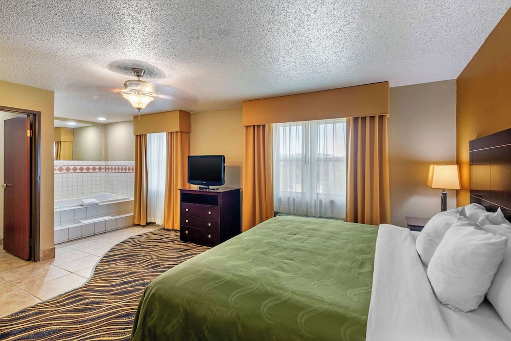 Business Suite, 1 King Bed with Sofa bed, Non Smoking, Jacuzzi - Photo 3
