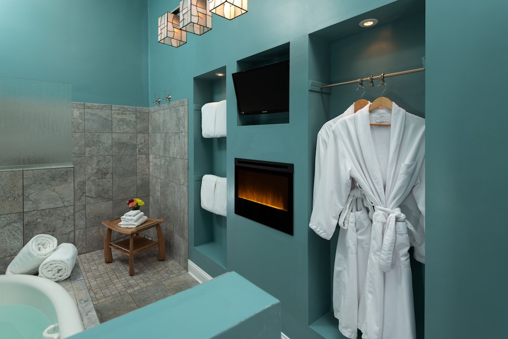 Camelot Suite photo 2