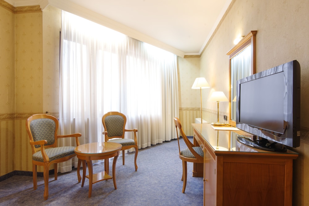 Standard Double or Twin Room - Photo 7