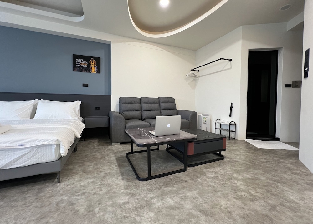 Business Quadruple Room, City View photo 1