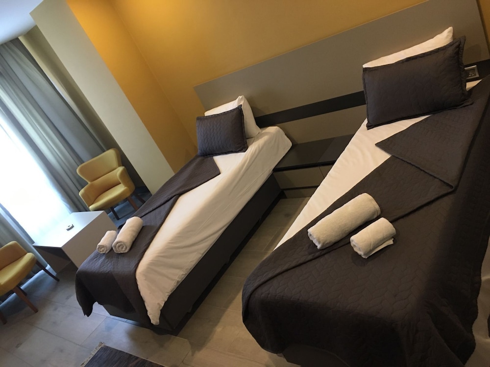 Deluxe Studio Suite, Lake View - Photo 3