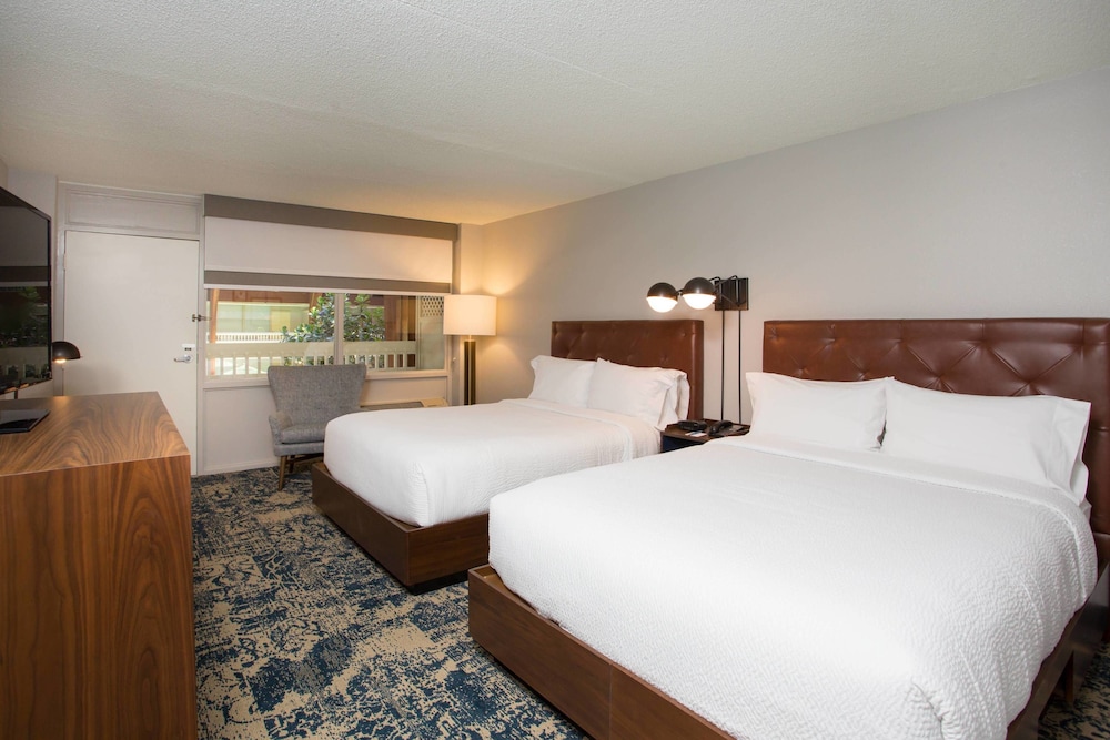 Room, 2 Queen Beds, Pool View (Poolside) - Photo 2