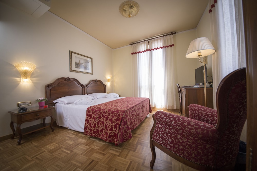 Double Room, 1 Queen Bed (Plus) photo 1