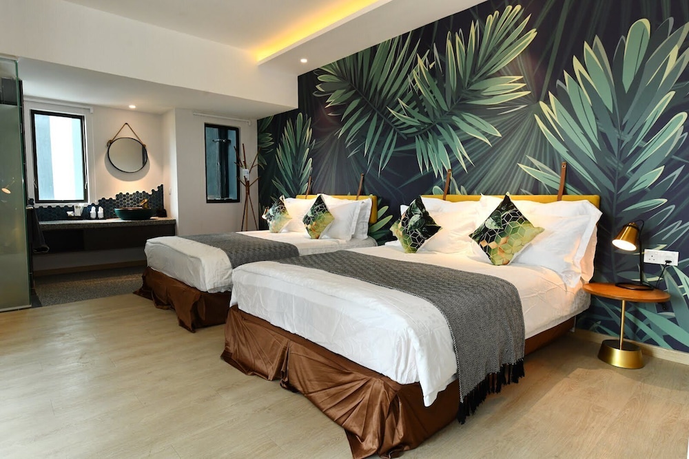 Deluxe Family Room (Double Queen) - Photo 6