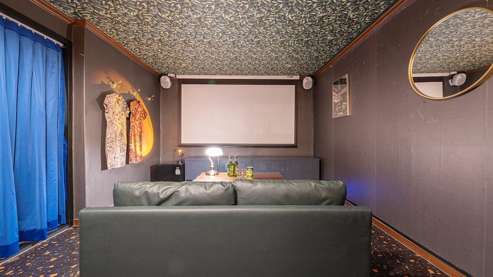 Party Room - Photo 7