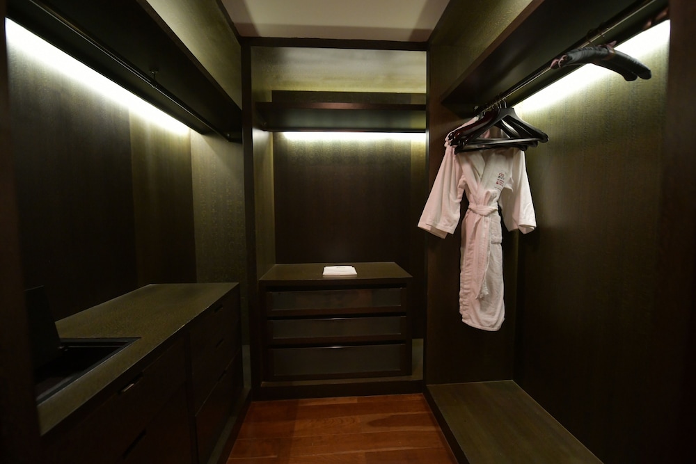 Apartment, 3 Bedrooms - Photo 9
