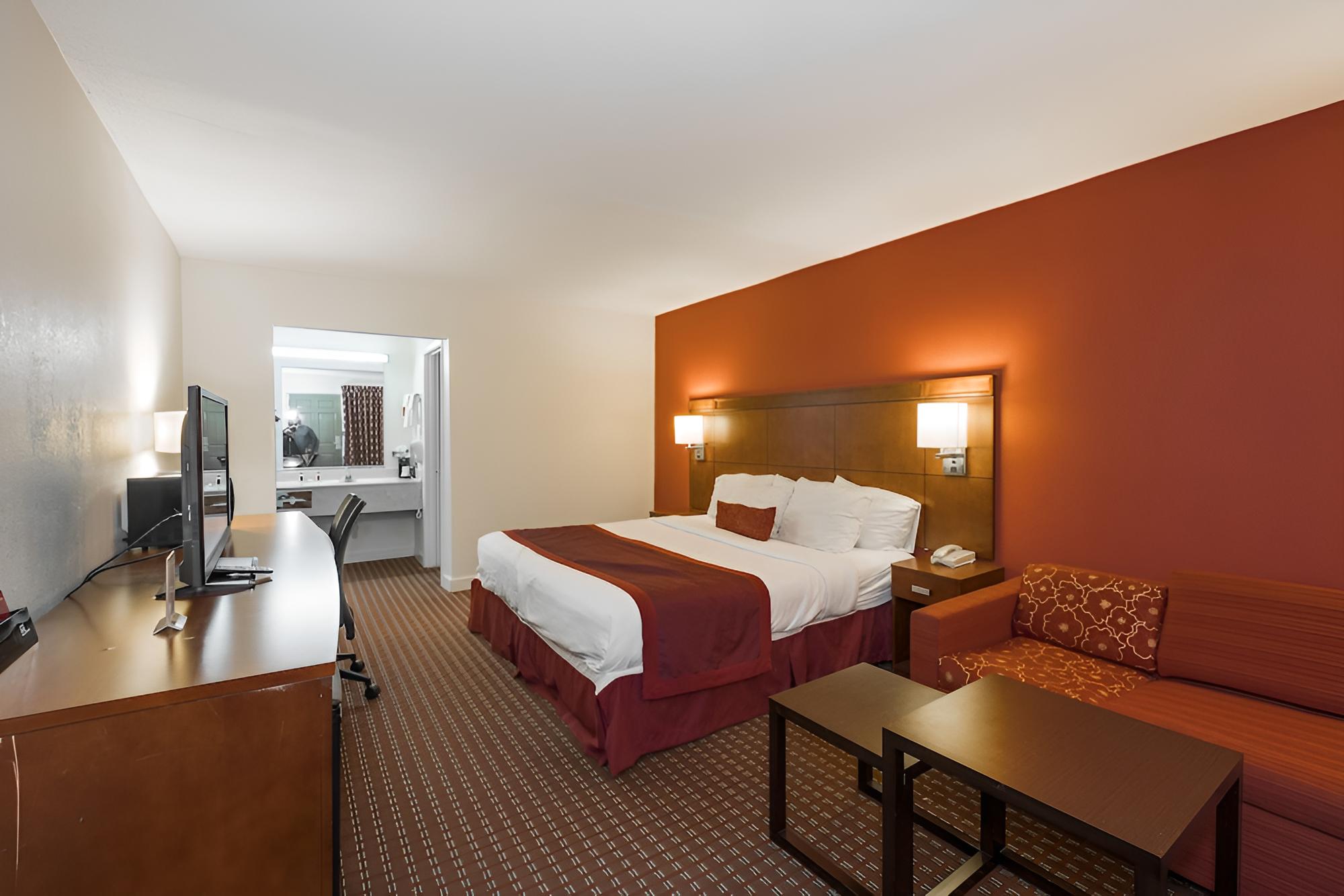 Deluxe Studio Suite, 1 King Bed, Smoking photo 3