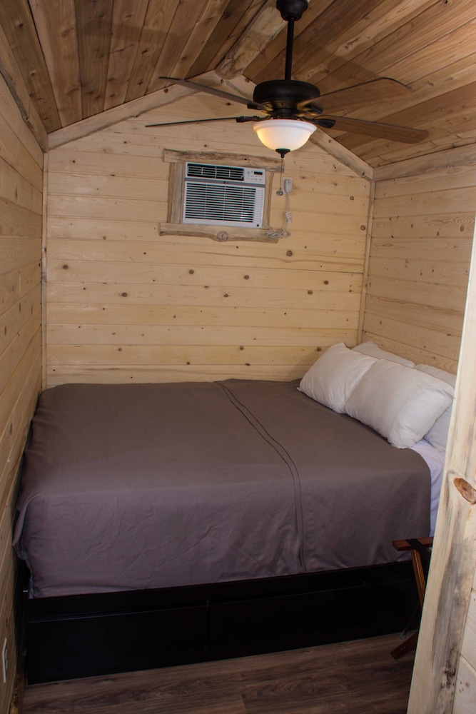 Premium Cabin, 1 Queen Bed, Patio, Mountain View photo 2