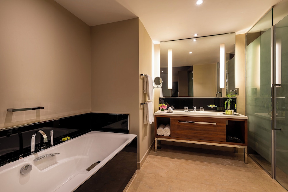 Suite, 2 Bedrooms, Smoking - Photo 9