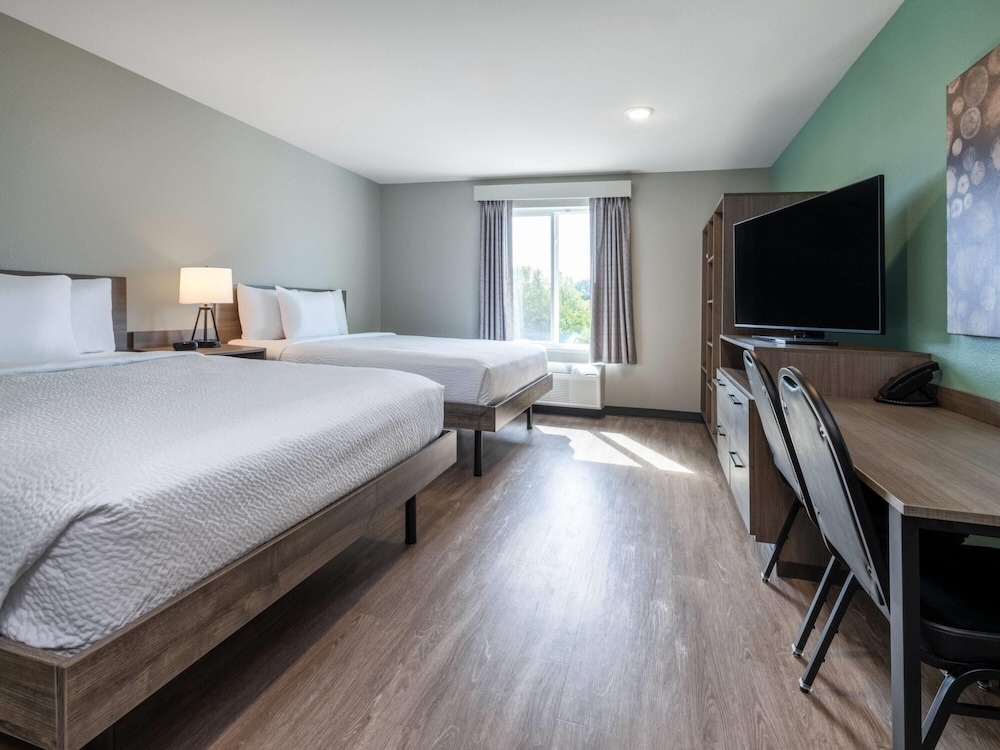 Room, 2 Queen Beds, Mobility Accessible, Non Smoking (Bathtub W/grab Bars) photo 1