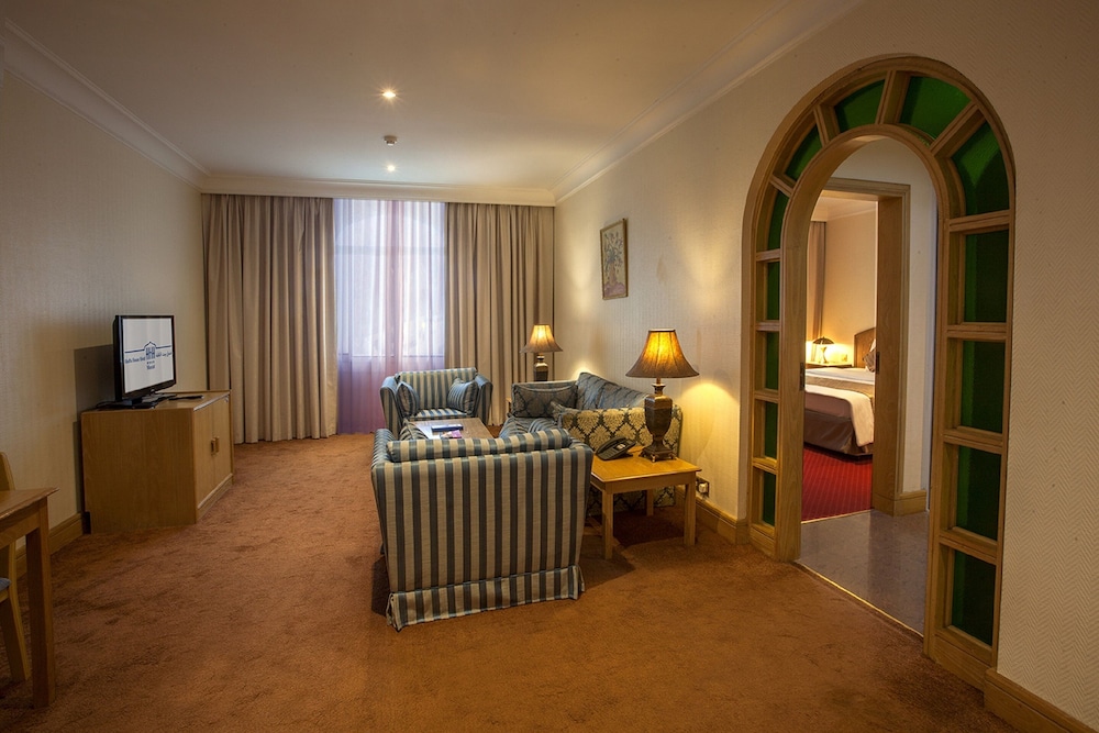 Executive Suite, Kitchen - Photo 2