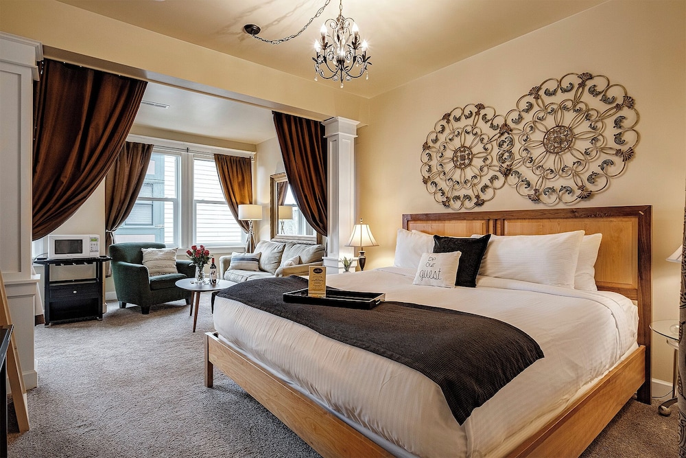 Manor Queen Suite C4 photo 1