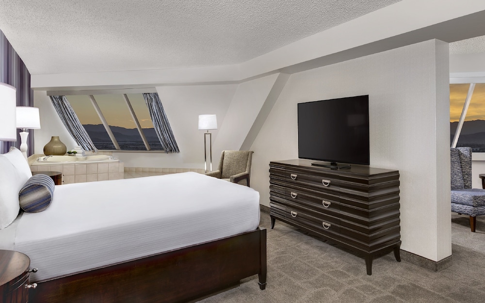 Pyramid King Corner Suite - Photo 1