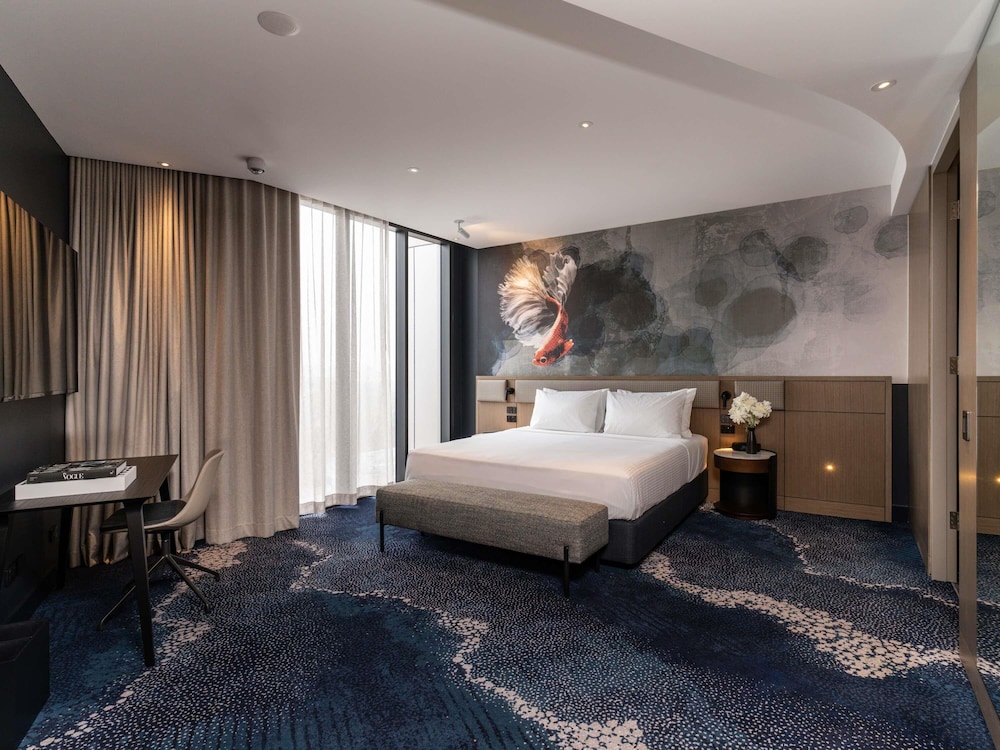 Deluxe Room, 1 King Bed (Accessible) photo 2