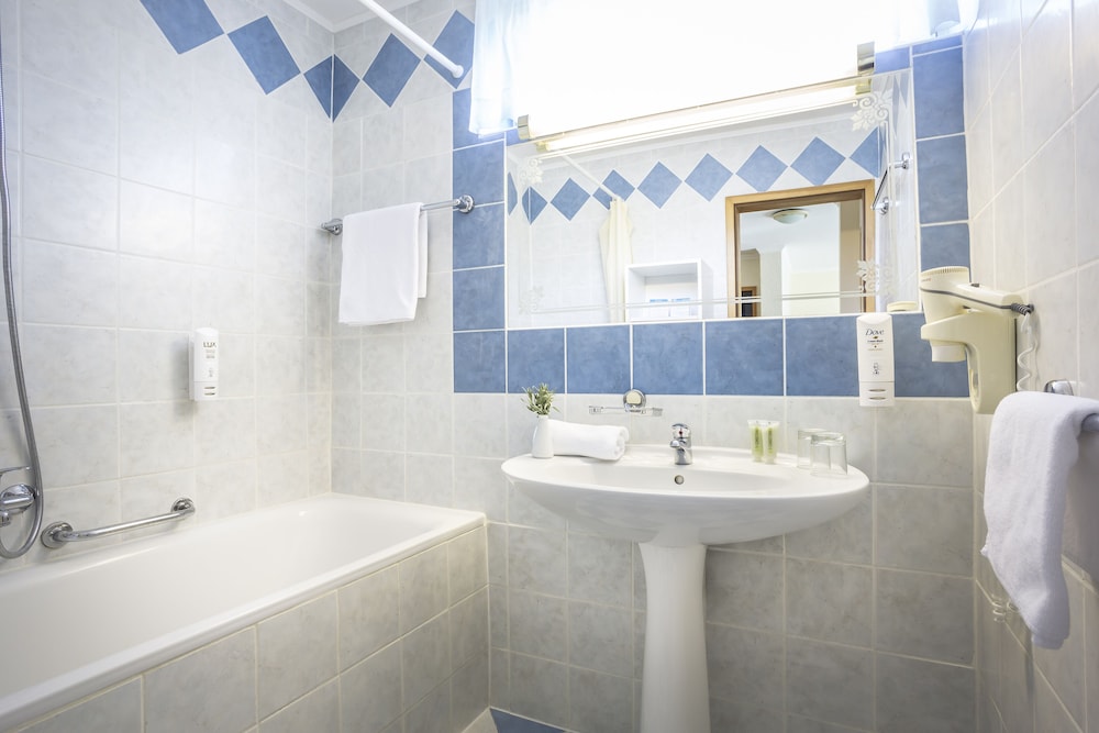Executive Suite - Photo 2