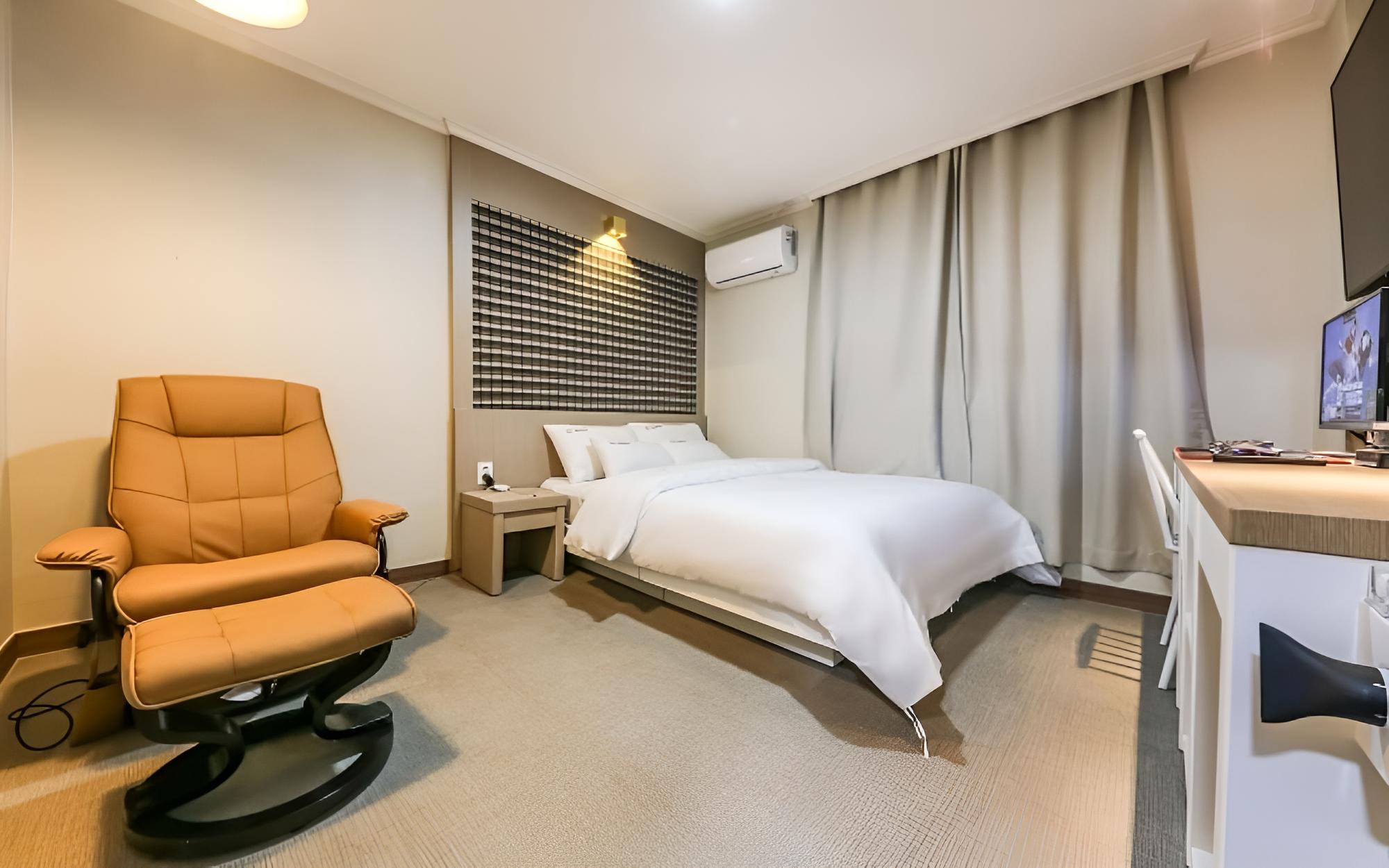 Room (Standard (non-smoking room) (air puri) - Photo 4
