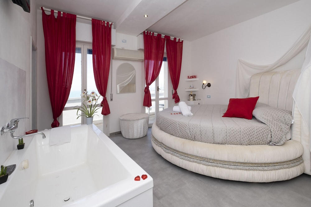Junior Room, 1 King Bed photo 2