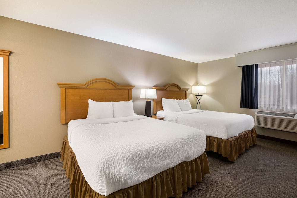 Standard Room, 2 Queen Beds, Non Smoking, Refrigerator & Microwave (Pet Friendly) - Photo 1