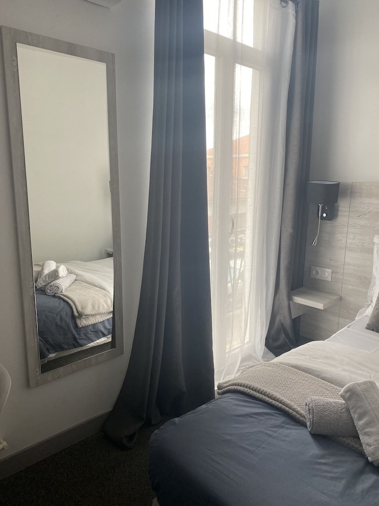 Standard Double Room - Photo 10
