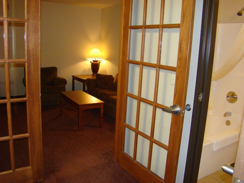 Suite, 1 King Bed, Non Smoking (One-Bedroom) - Photo 3