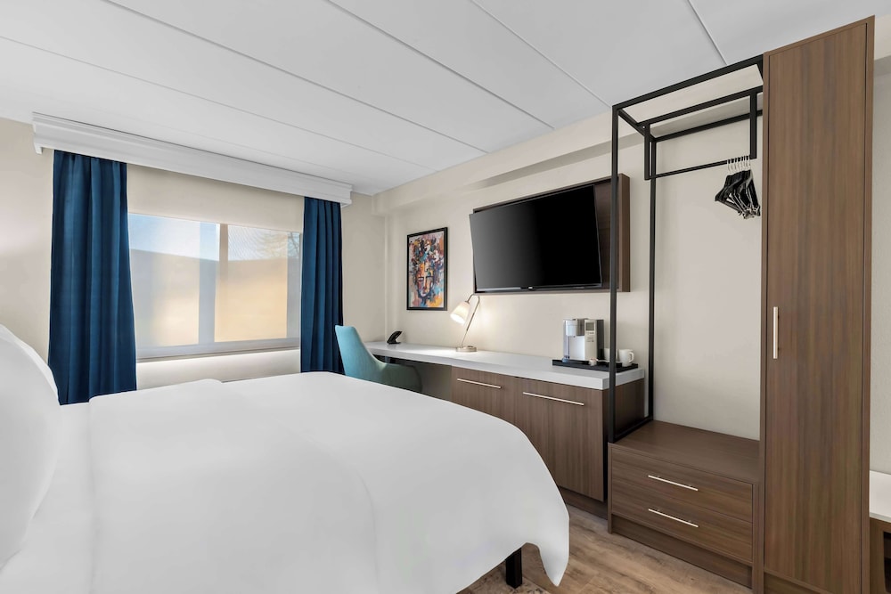 Suite, 1 King Bed, Accessible, Kitchen photo 1