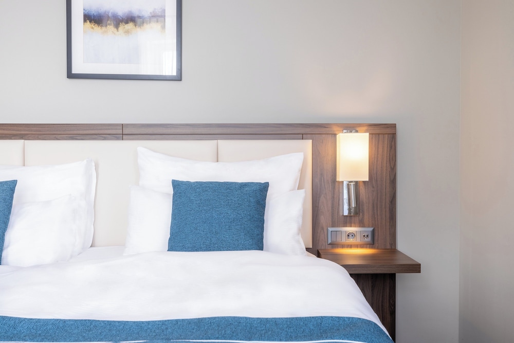 Premium Room, 1 Queen Bed, Accessible - Photo 11