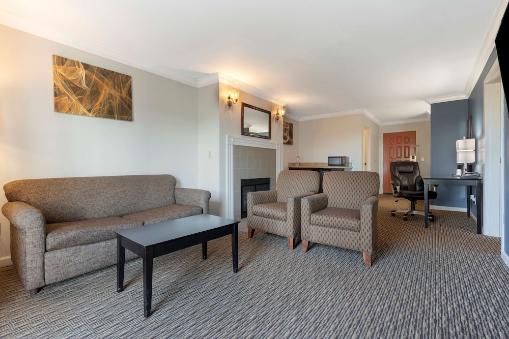 Suite, 1 King Bed, Non Smoking, Balcony (with Sofabed) photo 3