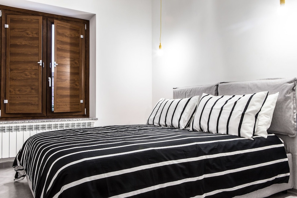 Design Double Room Single Use, 1 Queen Bed, Ensuite, Corner