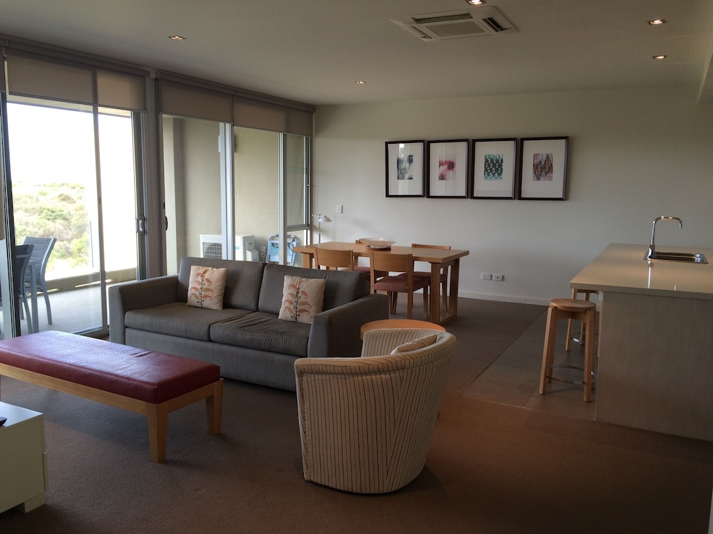 Deluxe One Bedroom Apartment - Resort View - Photo 2