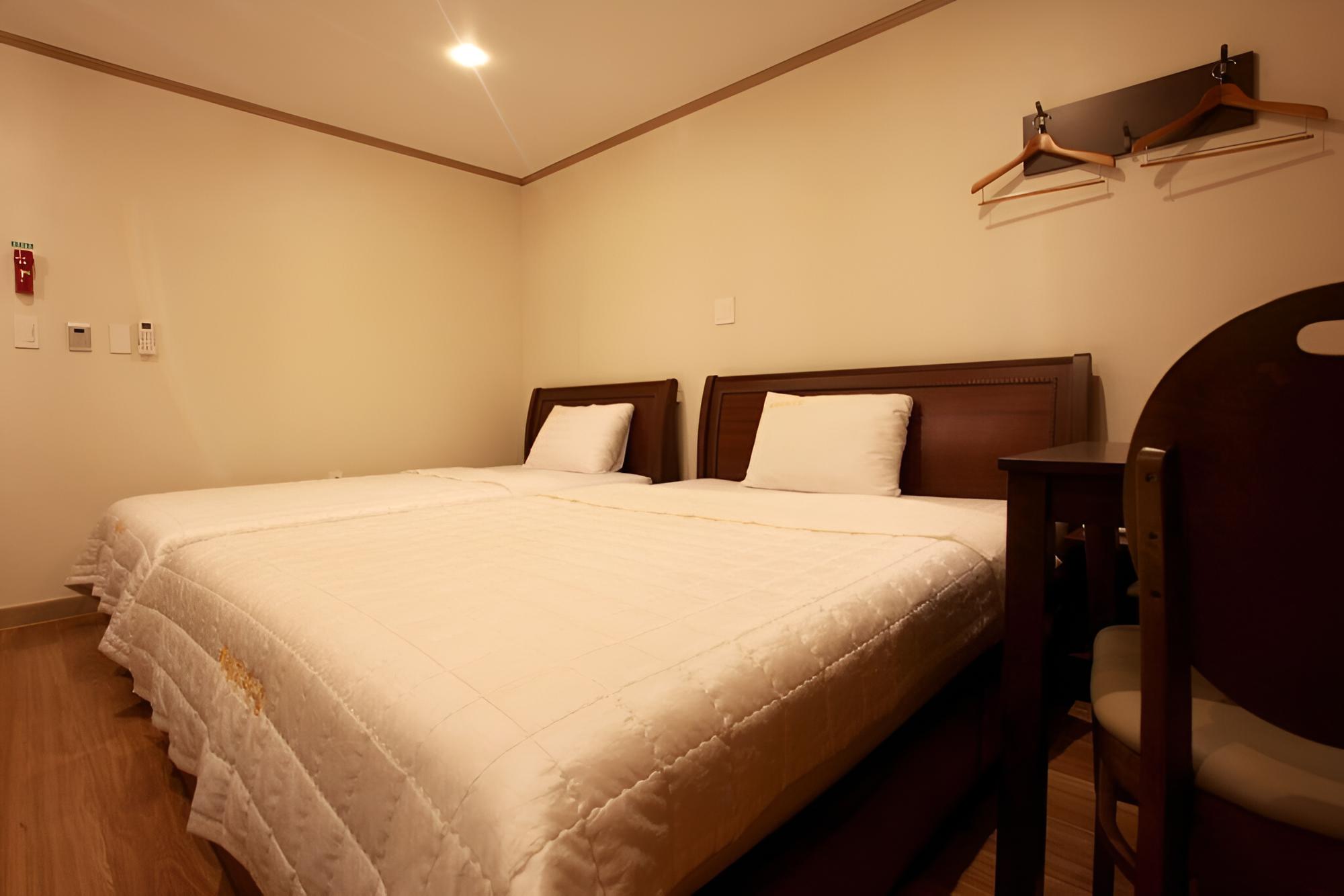 Room (Twin) - Photo 2