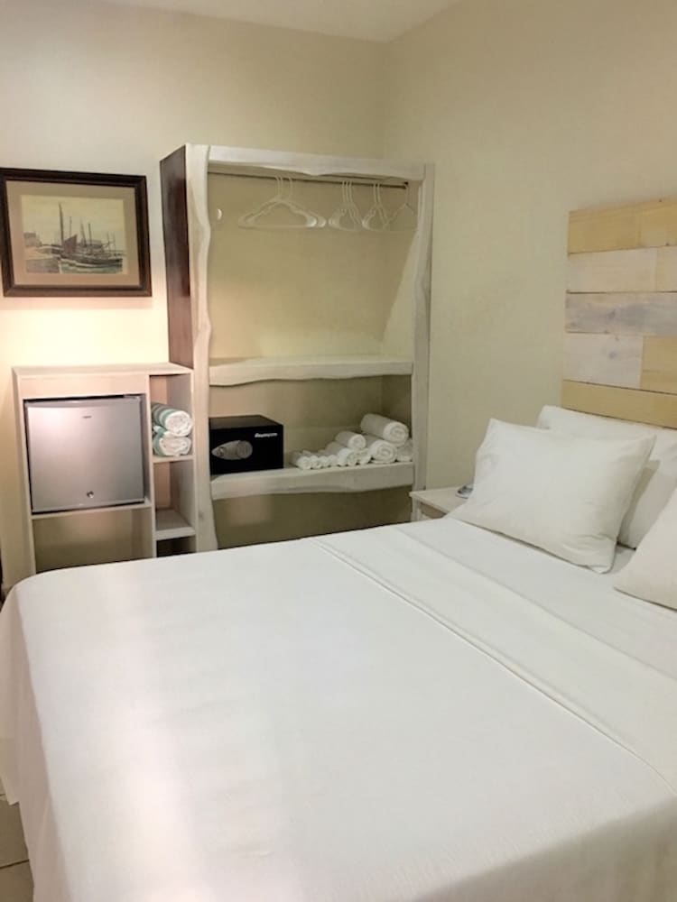 Queen Poolside Room