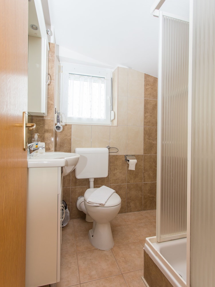 Classic Studio, 1 King Bed, Non Smoking, Balcony Ocean View, photo 6