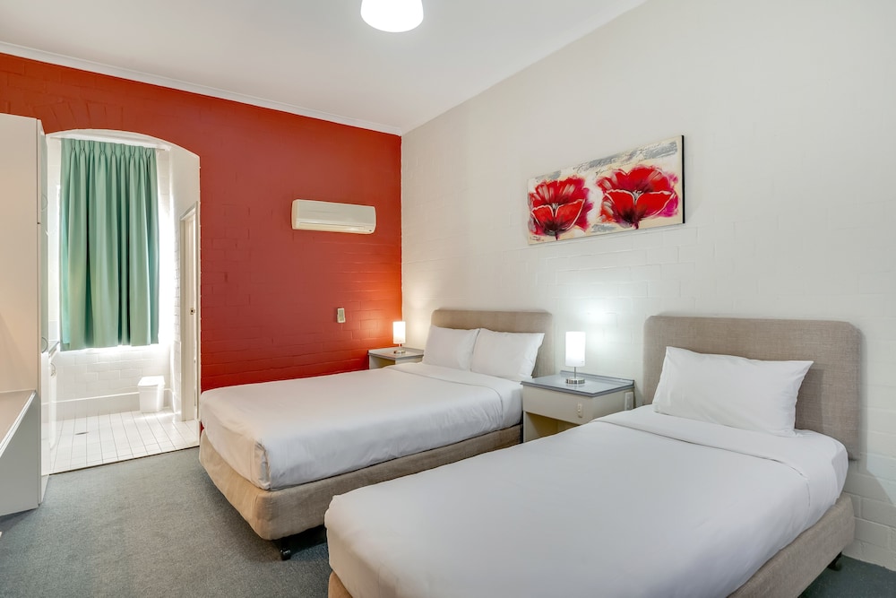 Economy Twin Room, Multiple Beds photo 1