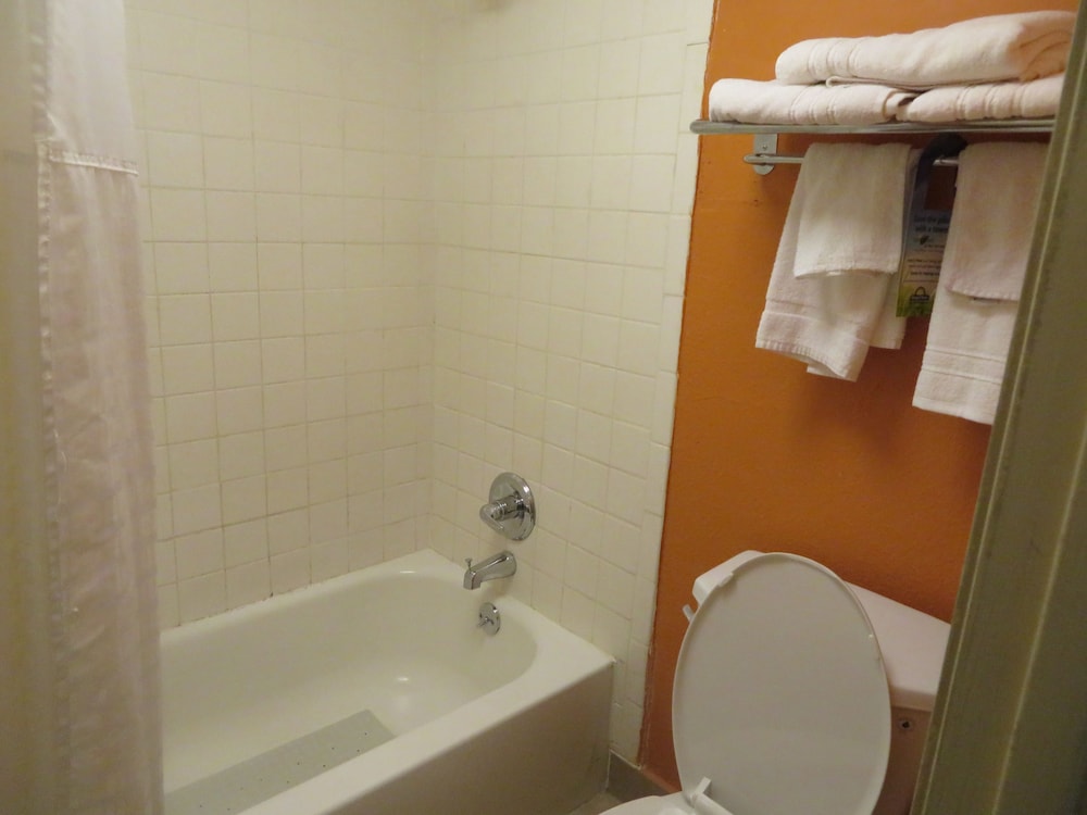 Standard Single Room, 1 King Bed, Smoking photo 2