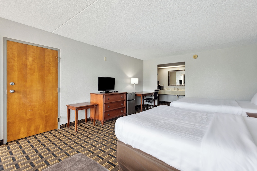 Room, 2 Queen Beds, Smoking photo 2