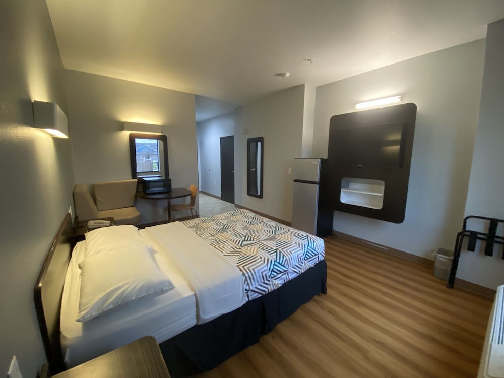 Standard Room, 1 Queen Bed, Non Smoking photo 2