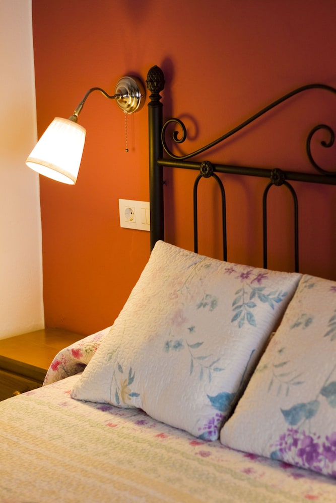Classic Room, 1 Queen Bed photo 3