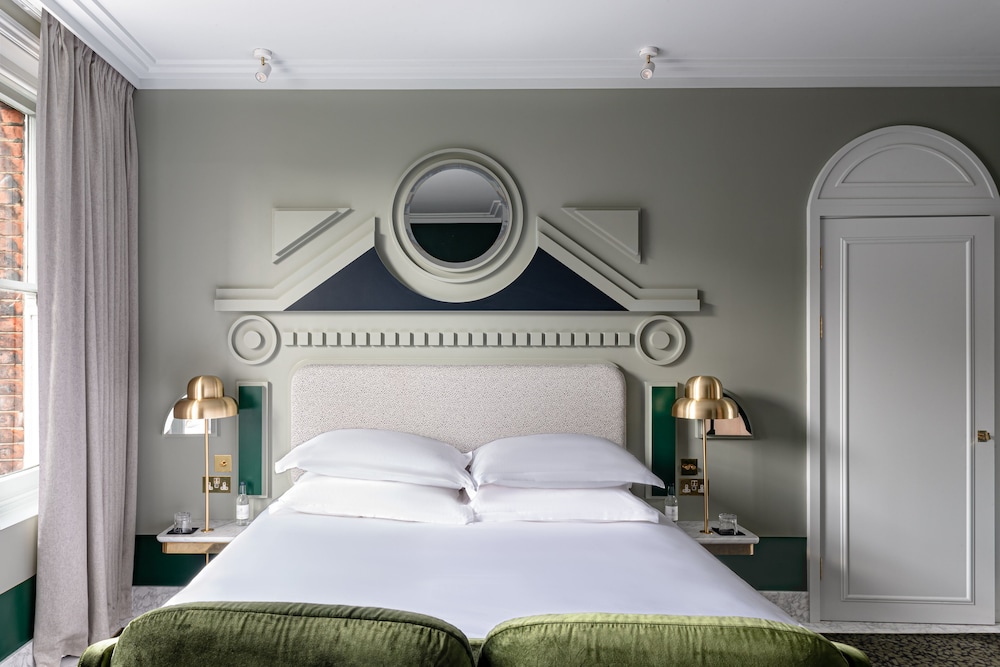 Deluxe Room (Grand Covent Garden)