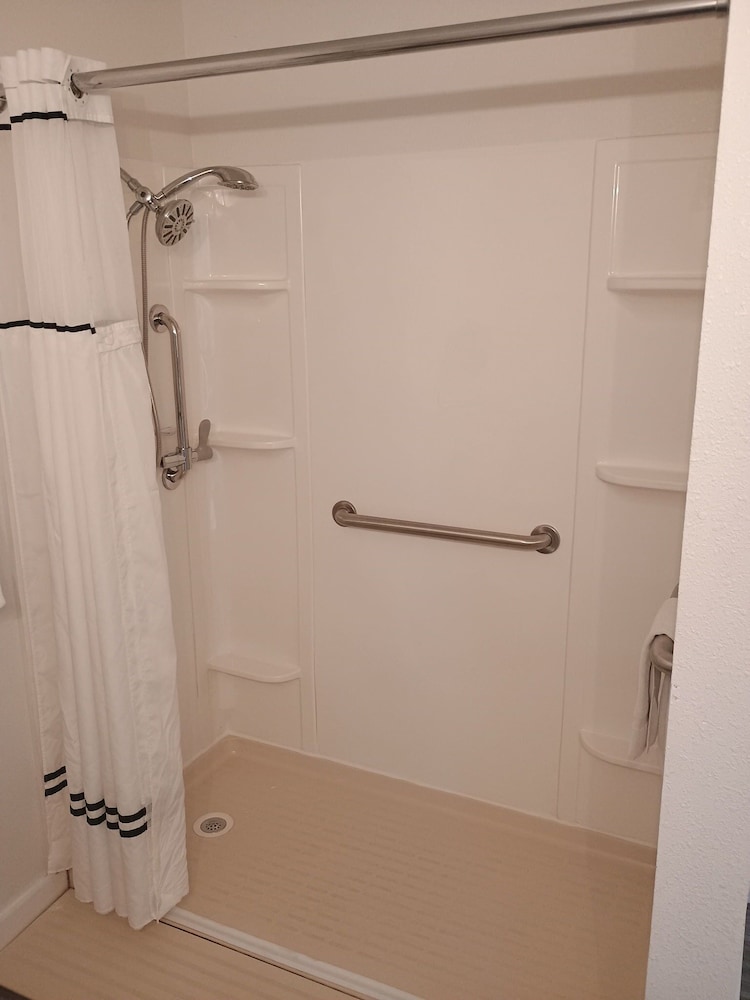 Queen Room Diasability Access - Photo 4