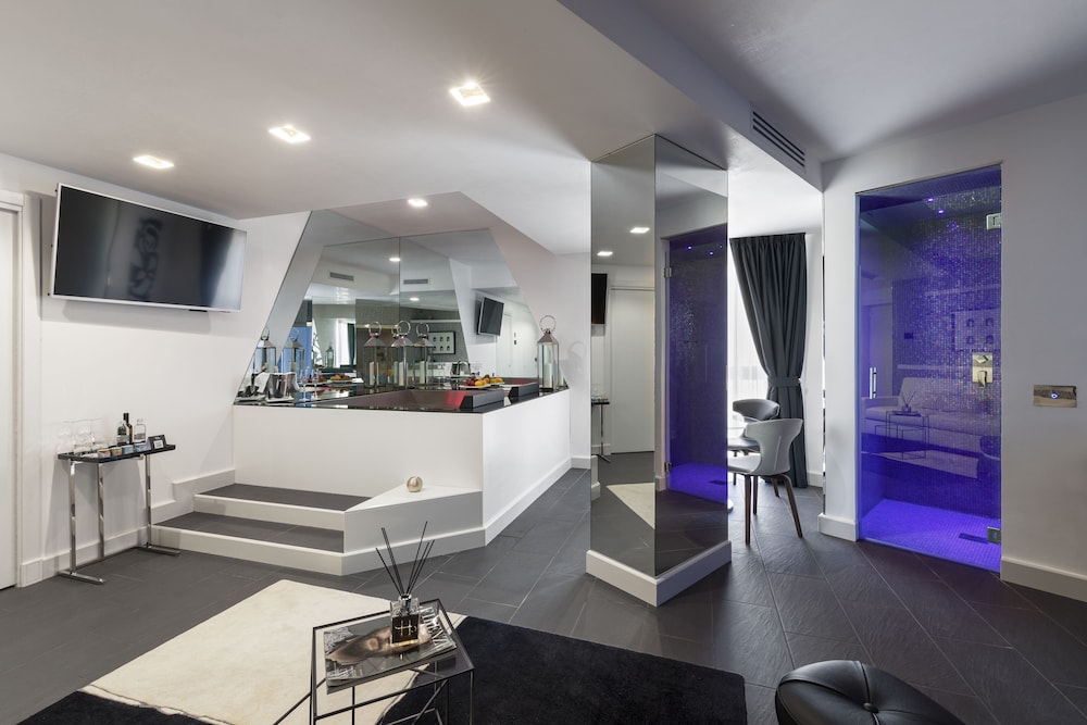 Presidential Room, 1 King Bed with Sofa bed, Jetted Tub, City View thumbnail 5