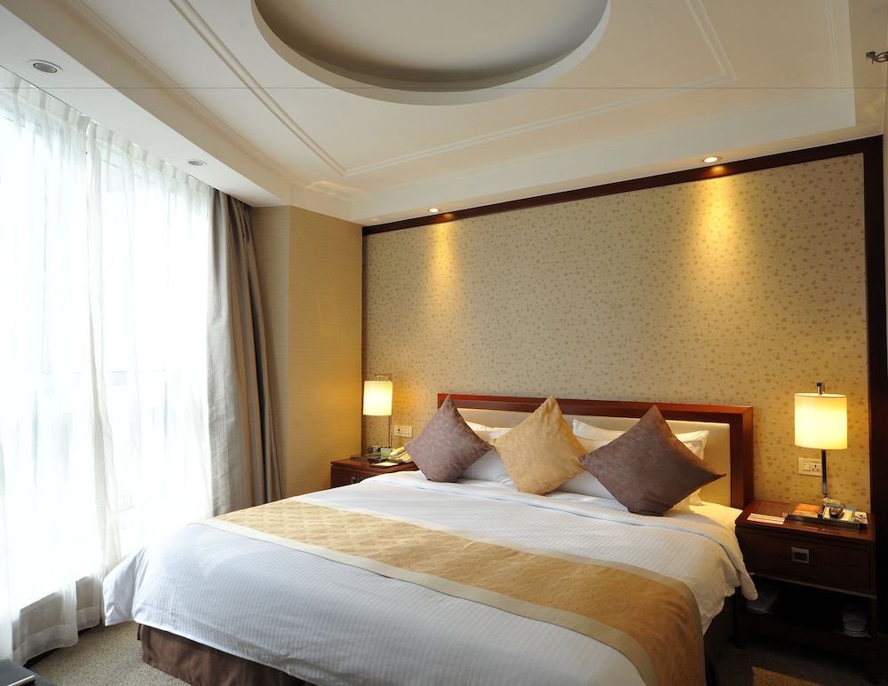 Superior King Room thumbnail 5