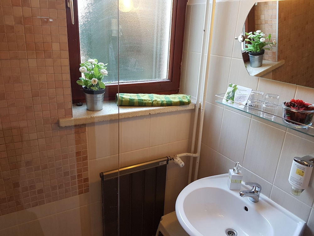 Basic Double or Twin Room - Photo 9