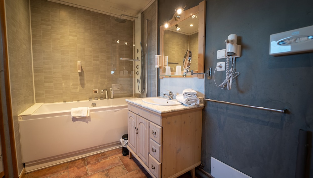 Superior Room, 1 Queen Bed, Balcony, Valley View (Larger Room) - Photo 6