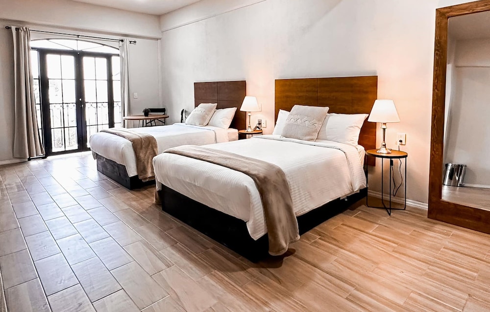 Basic Triple Room, 2 Queen Beds