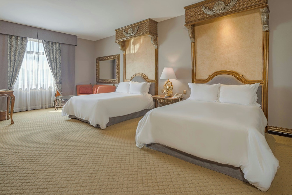 Suite, 1 Bedroom - Photo 2
