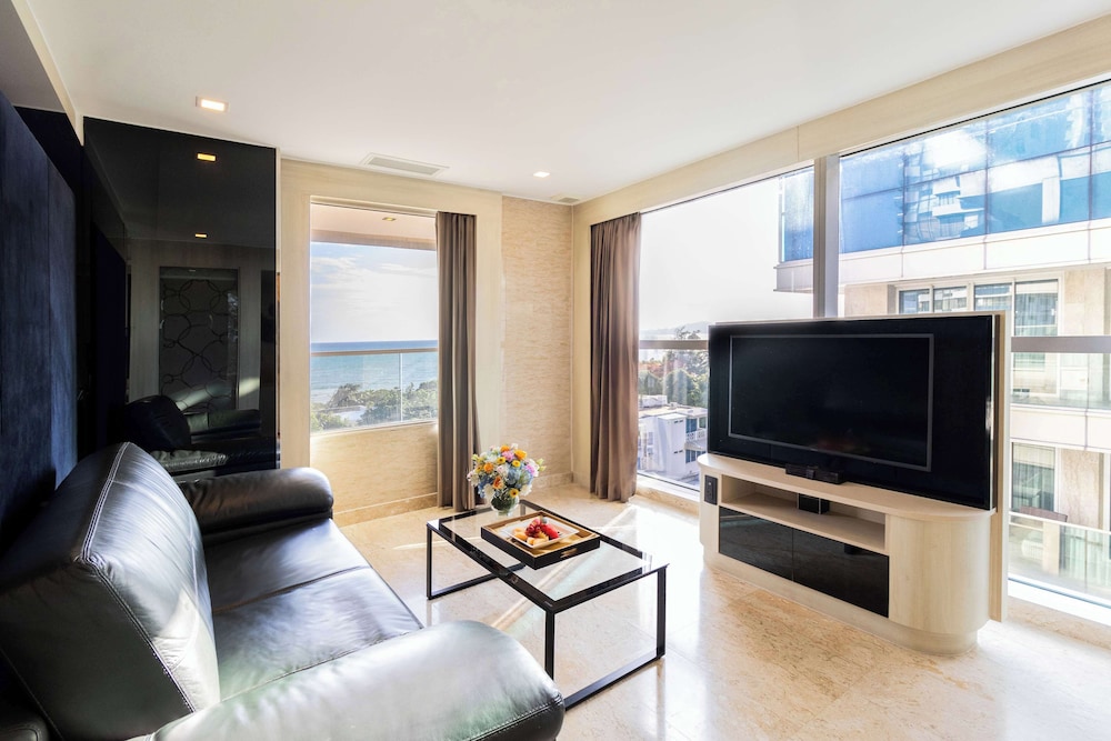 Premium Suite, 1 King Bed, Balcony, City View (Living Room) photo 3